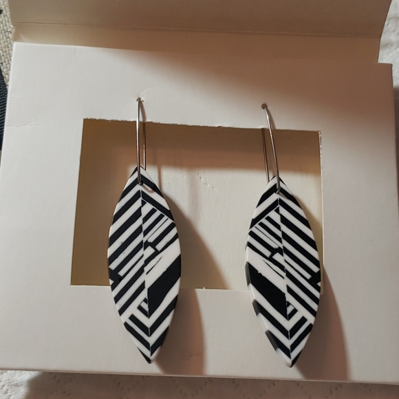Resin leaf style earrings - Picture 1 of 5
